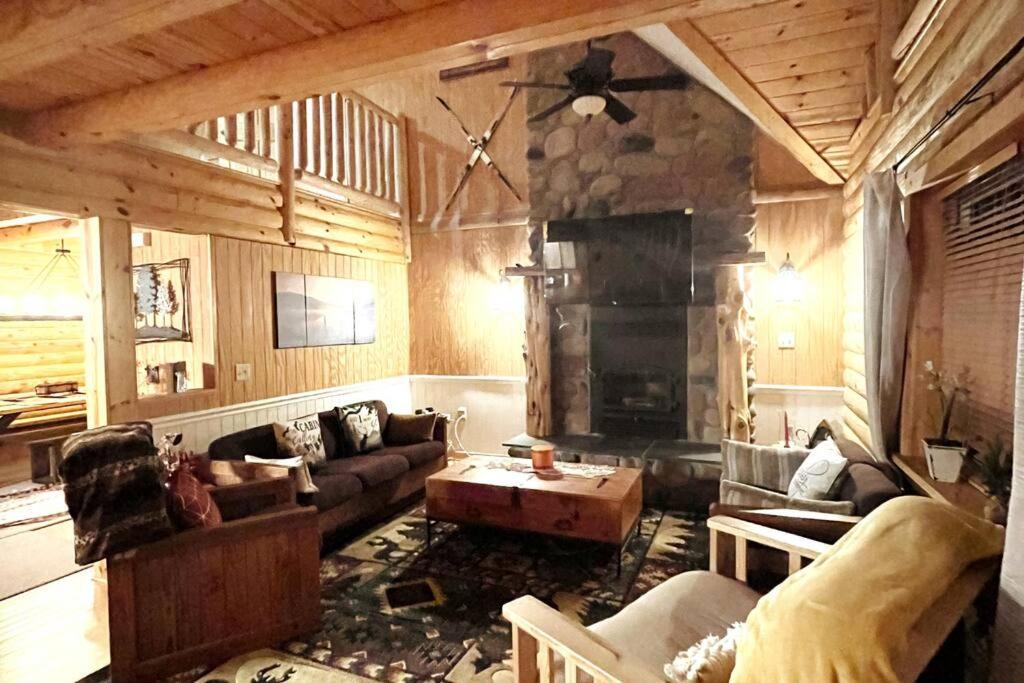 One of a Kind Rustic Log Cabin near Bryce Resort - Large Game Room - Fire Pit - Large Deck - BBQ view 4