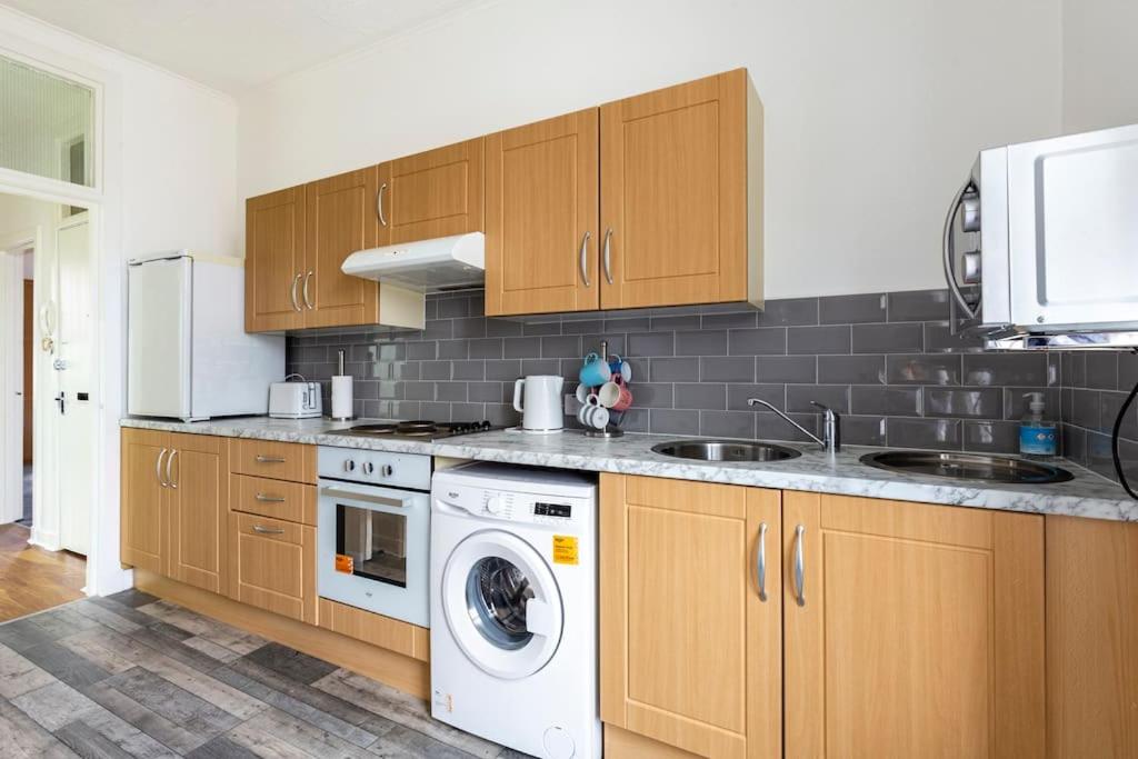 Spacious stylish centraly located flat near beach view 4