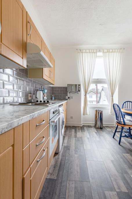 Spacious stylish centraly located flat near beach view 3