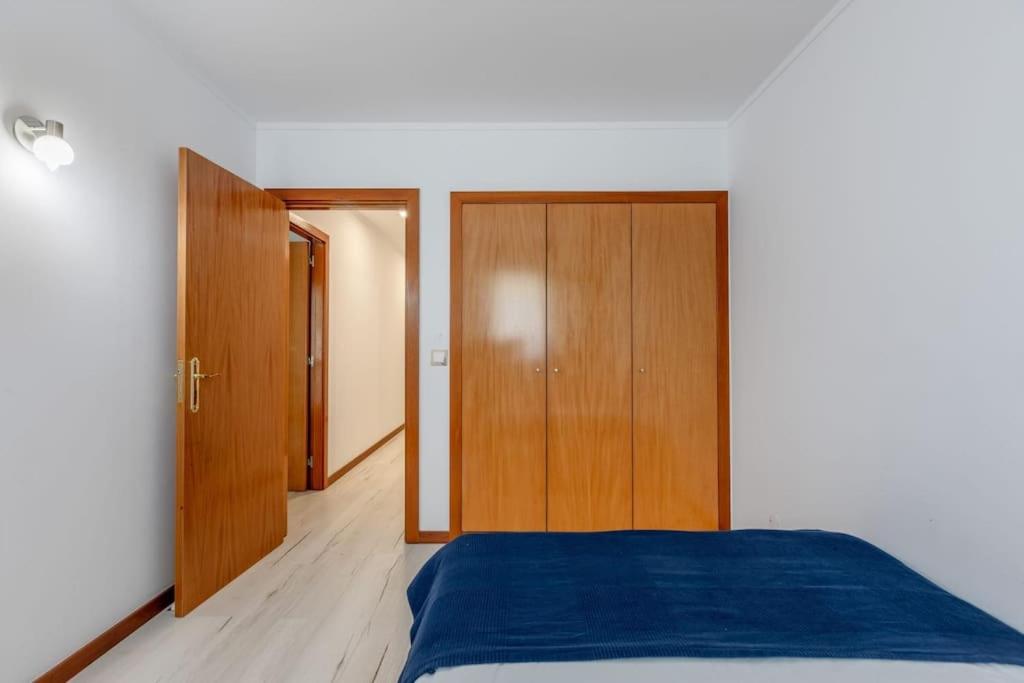Spacious 3-bedroom condo near Lisbon Airport view 2