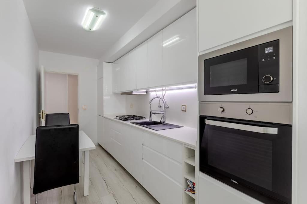 Spacious 3-bedroom condo near Lisbon Airport view 3