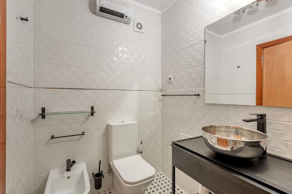 Spacious 3-bedroom condo near Lisbon Airport view 5