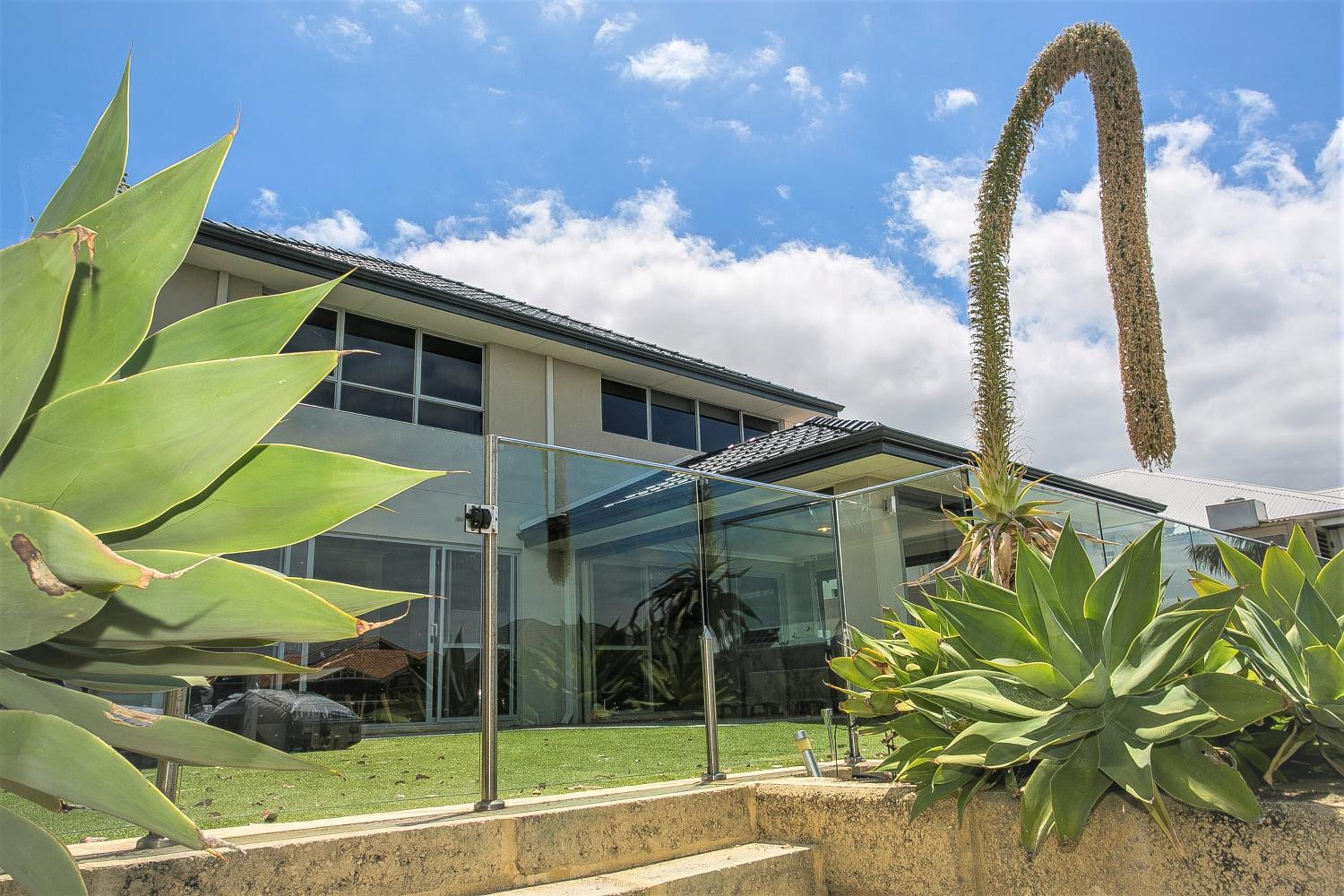 Hotel CHILLAX HOUSE - Luxury, Canals, Jetty, Family Friendly - Sleeps 14 in Style! - Image 1