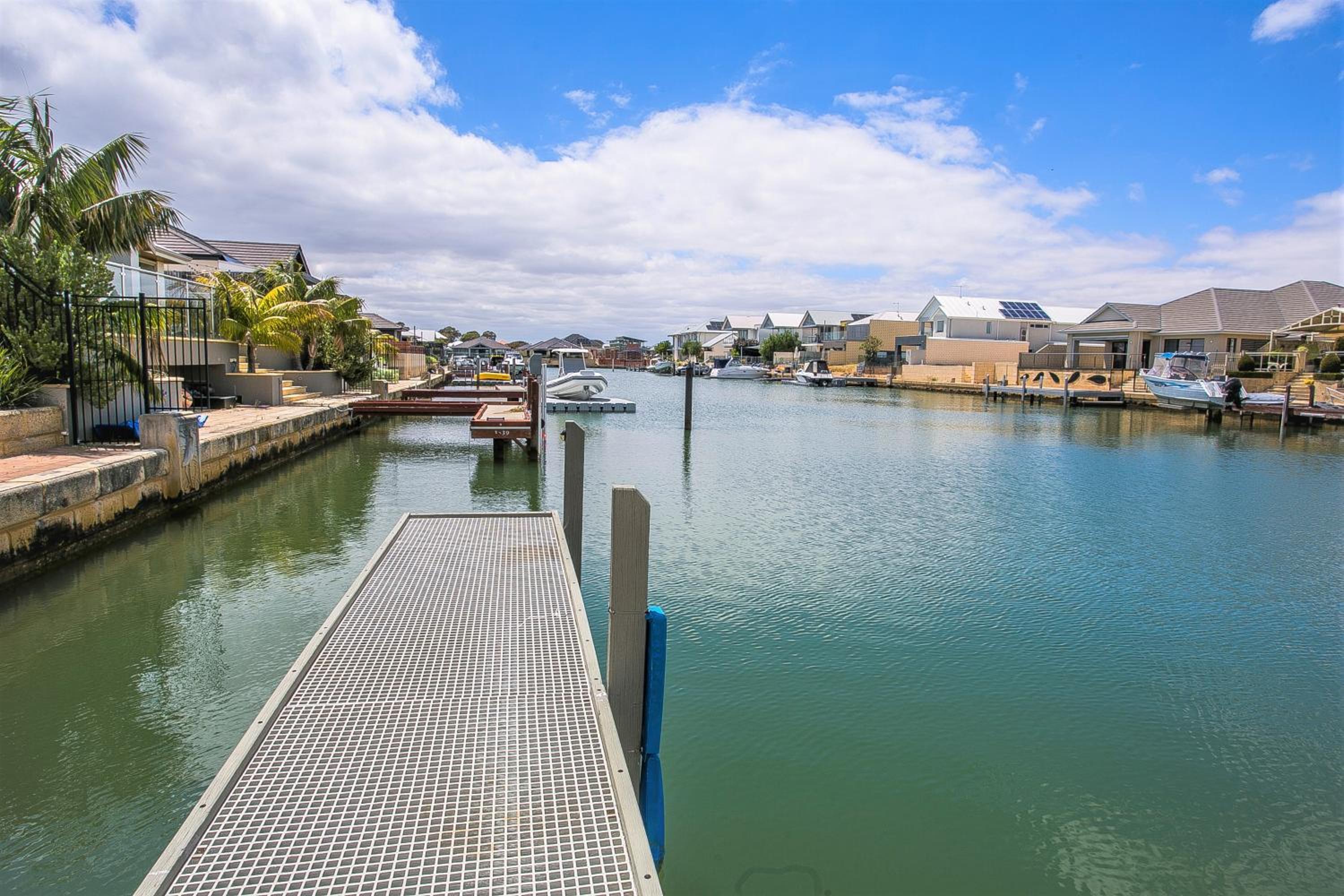 CHILLAX HOUSE - Luxury, Canals, Jetty, Family Friendly - Sleeps 14 in Style!