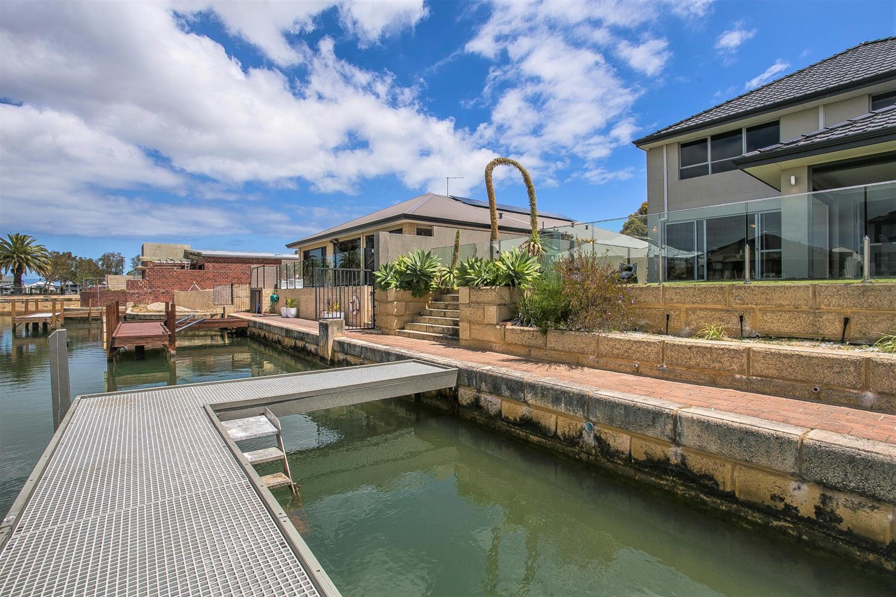 CHILLAX HOUSE - Luxury, Canals, Jetty, Family Friendly - Sleeps 14 in Style!