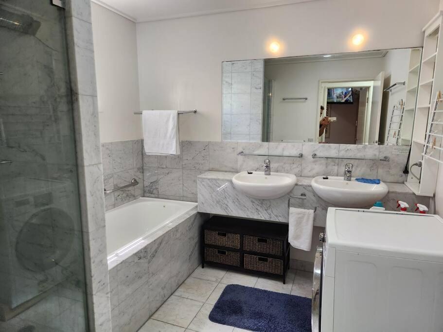 Water View. 1bedroom Sleeps 2. WI-FI, Wash Machine