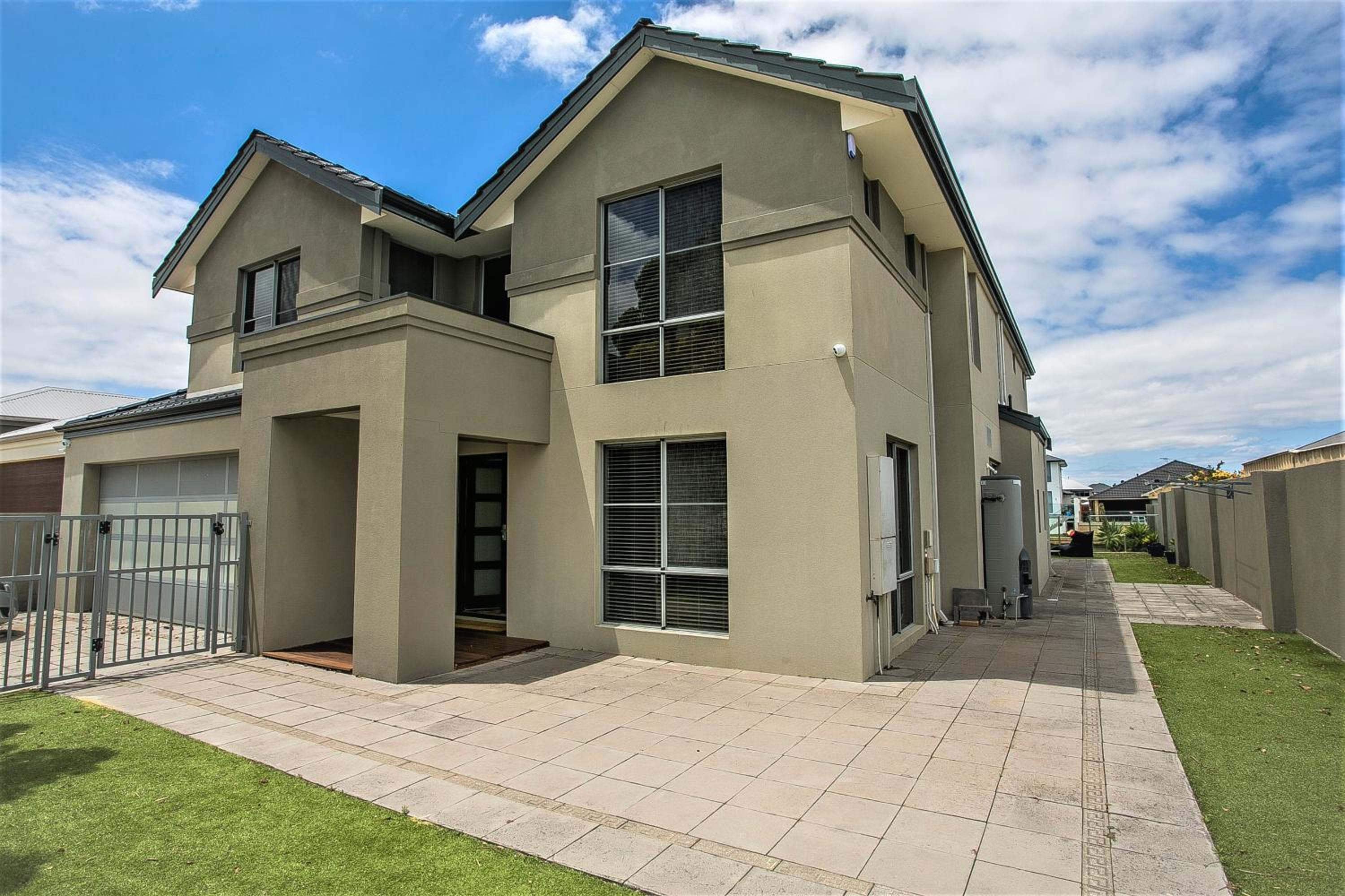 CHILLAX HOUSE - Luxury, Canals, Jetty, Family Friendly - Sleeps 14 in Style!