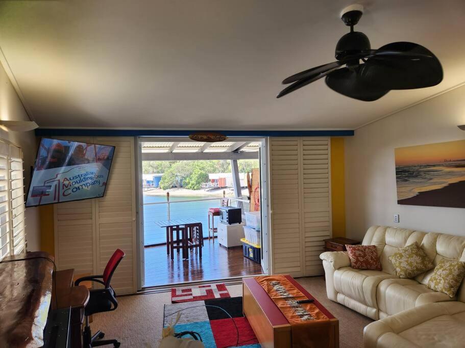 Water View. 1bedroom Sleeps 2. WI-FI, Wash Machine
