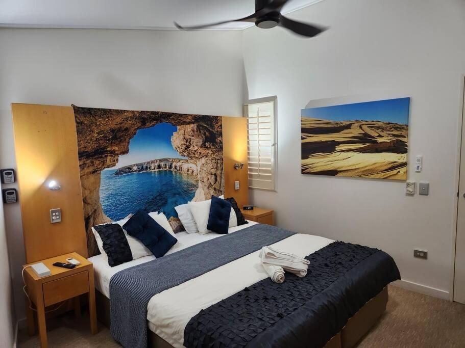 Water View. 1bedroom Sleeps 2. WI-FI, Wash Machine