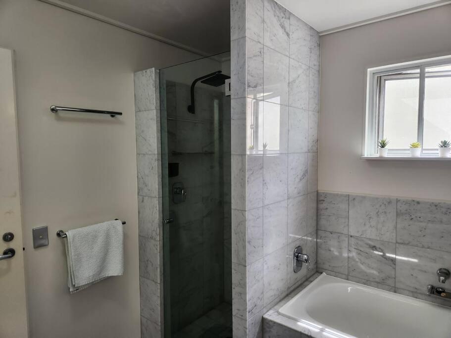 Water View. 1bedroom Sleeps 2. WI-FI, Wash Machine