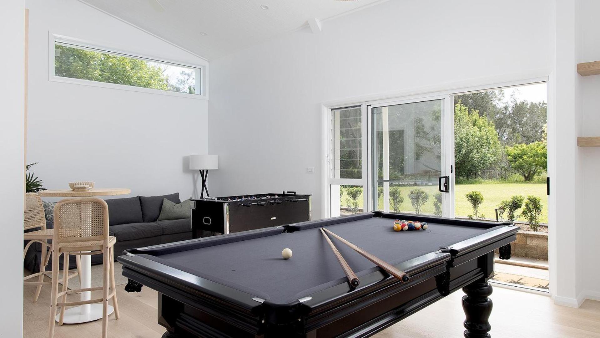 Coast and Country Estate - 15m Heated Pool and Minutes to Beach