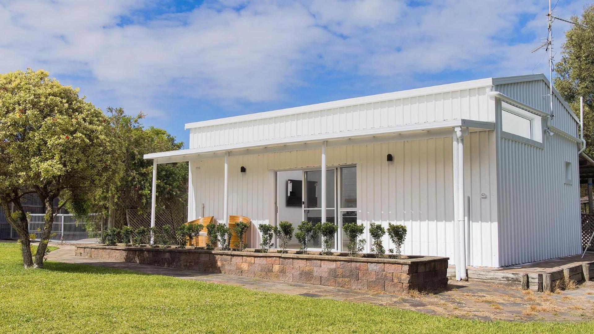 Coast and Country Estate - 15m Heated Pool and Minutes to Beach