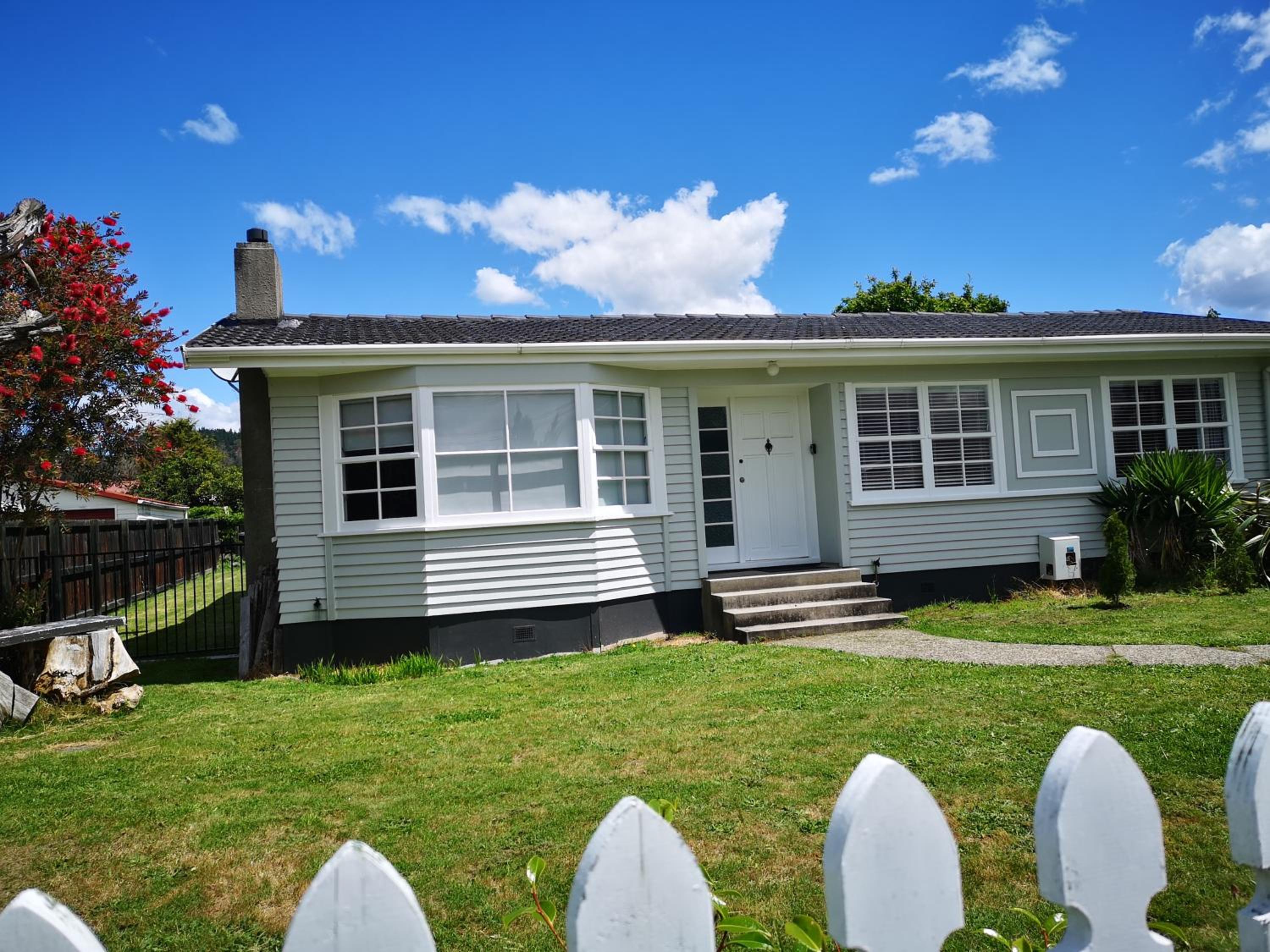Cheerful 4 Bedroom Holiday Home (Sleeps 7) view 2