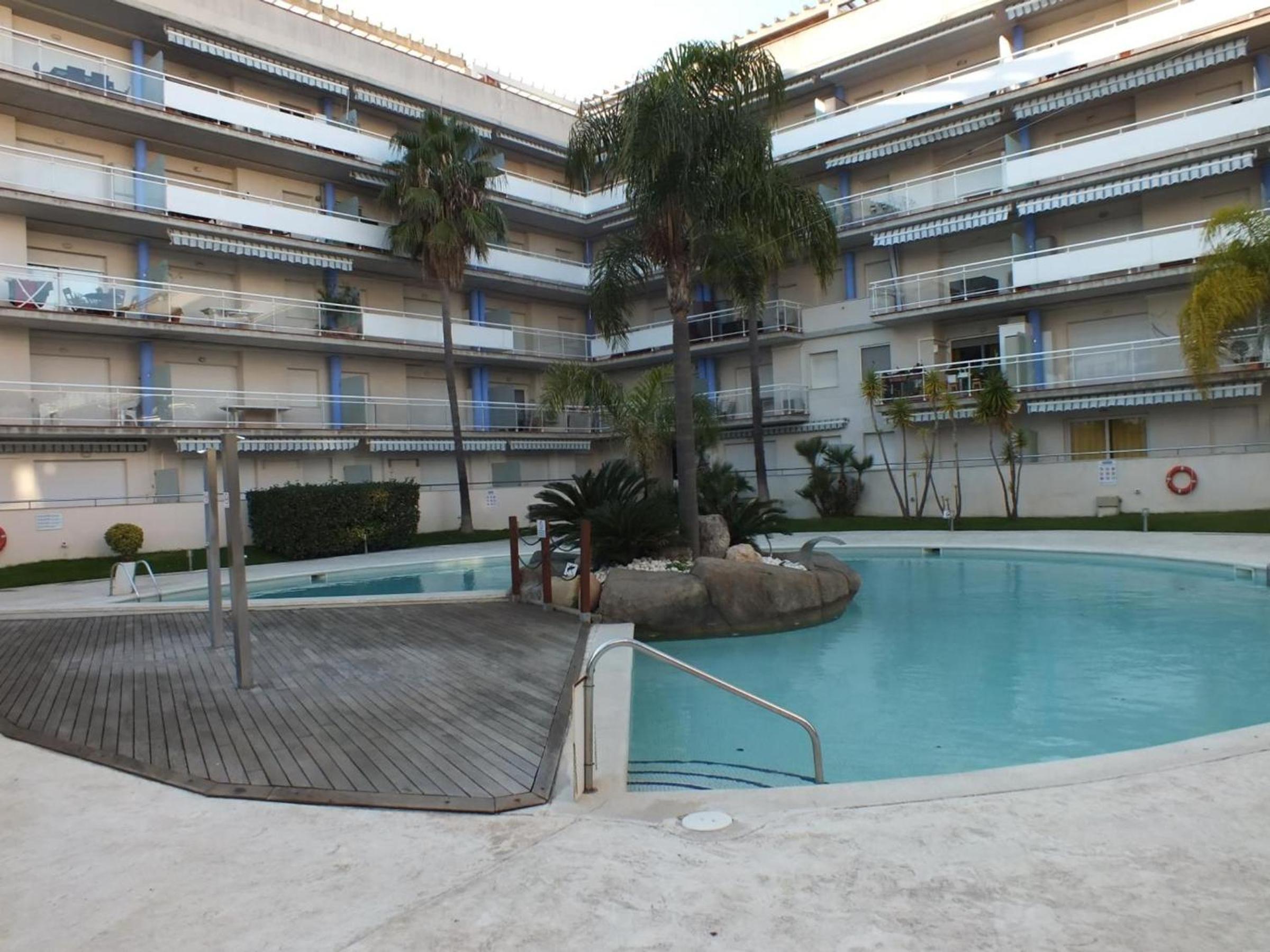 Apartamento con Piscina Comunitaria y Parking en Roses, Cerca de Playa y Actividades - ES-204-15 view 2