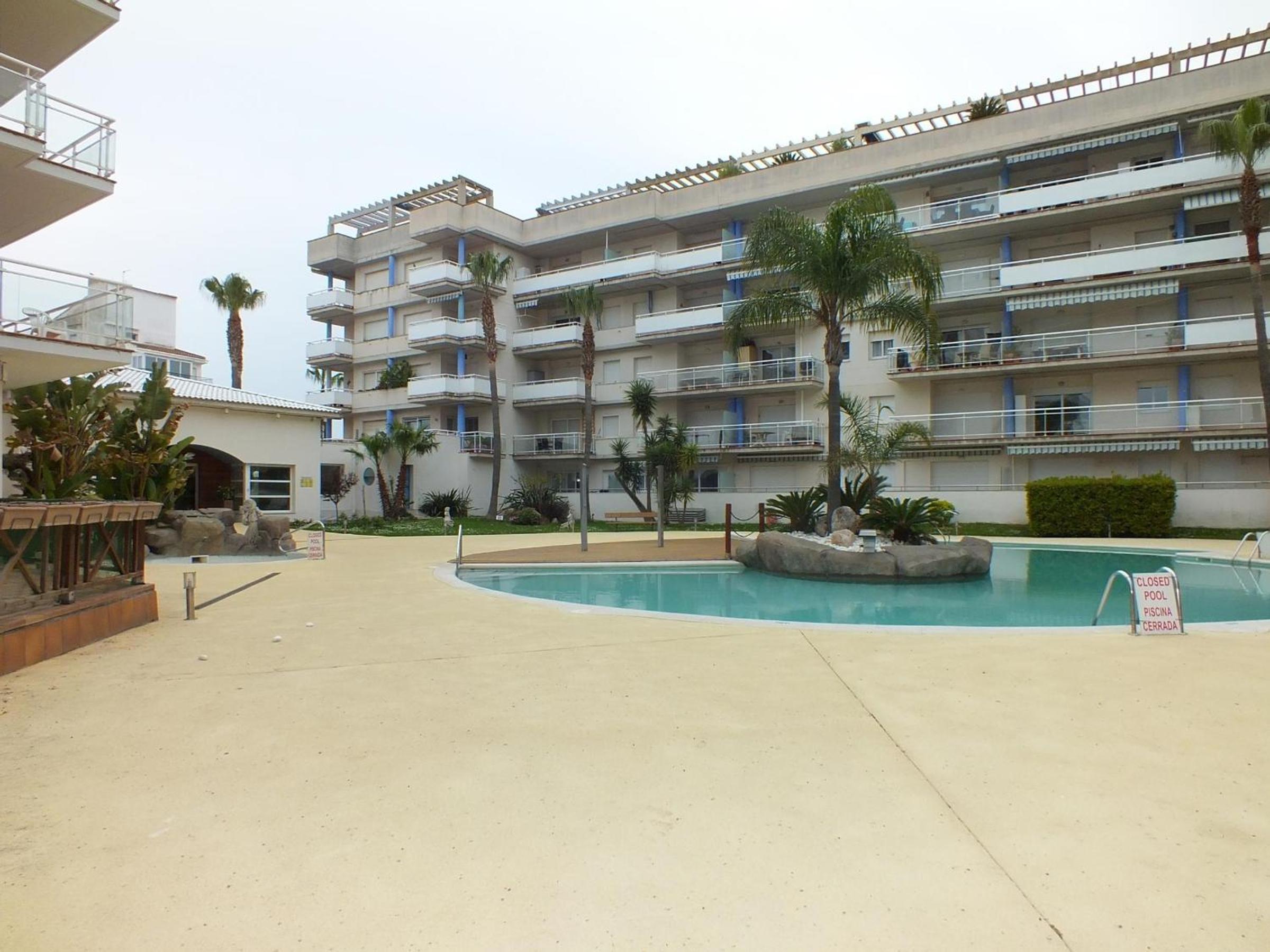 Apartamento con Piscina Comunitaria y Parking en Roses, Cerca de Playa y Actividades - ES-204-15 view 3