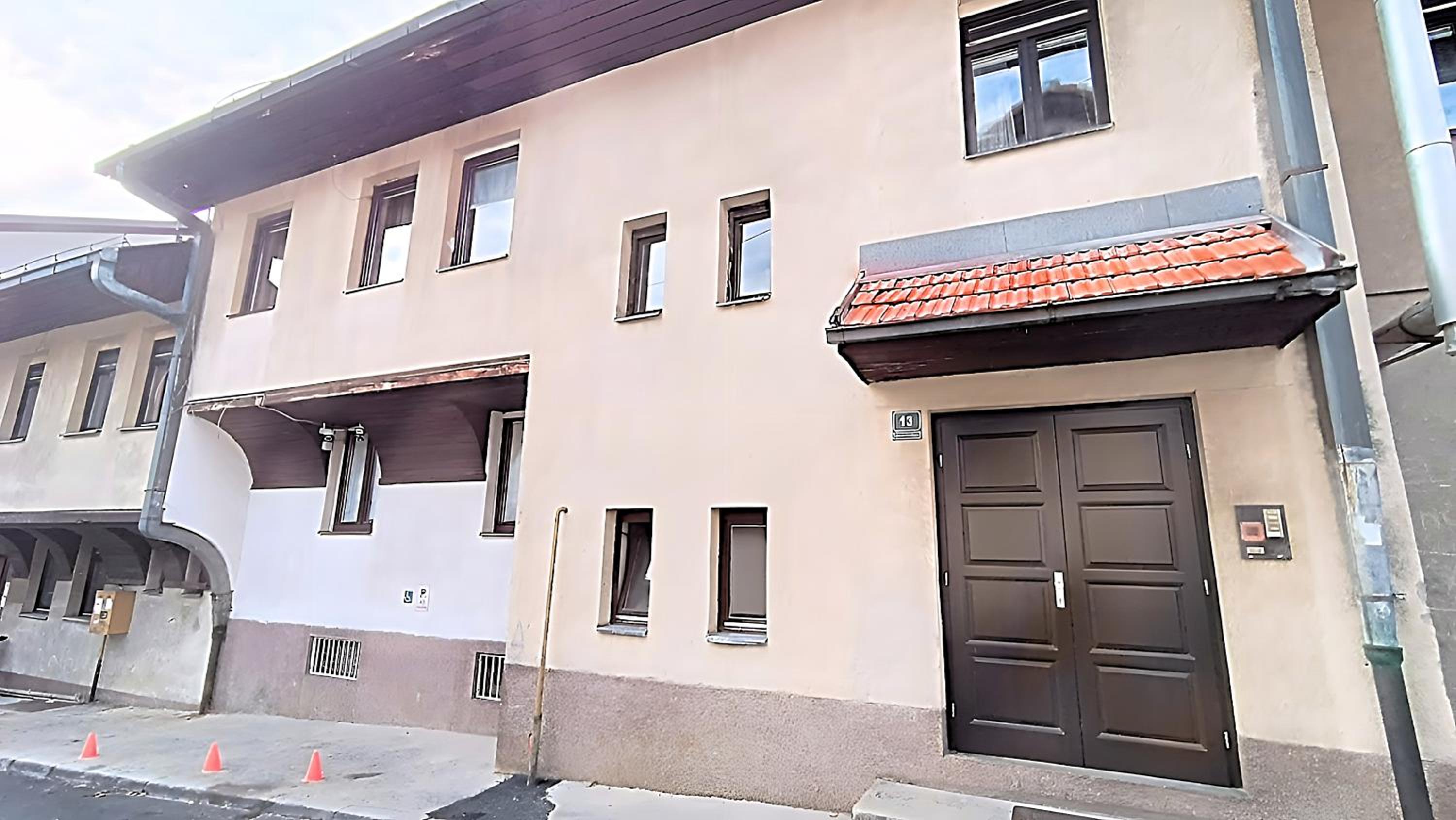 Grand Duplex Suite with Free Parking - Heart of Old Town