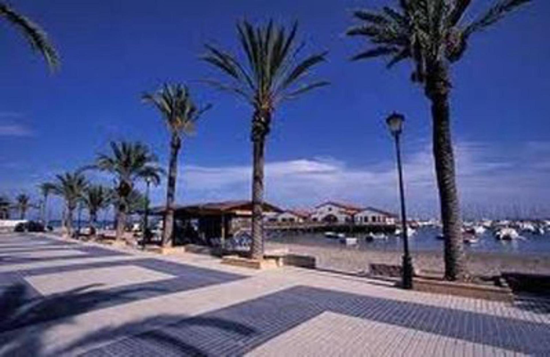 2 Bed Sleeps 4 Pet Friendly Free Parking view 3