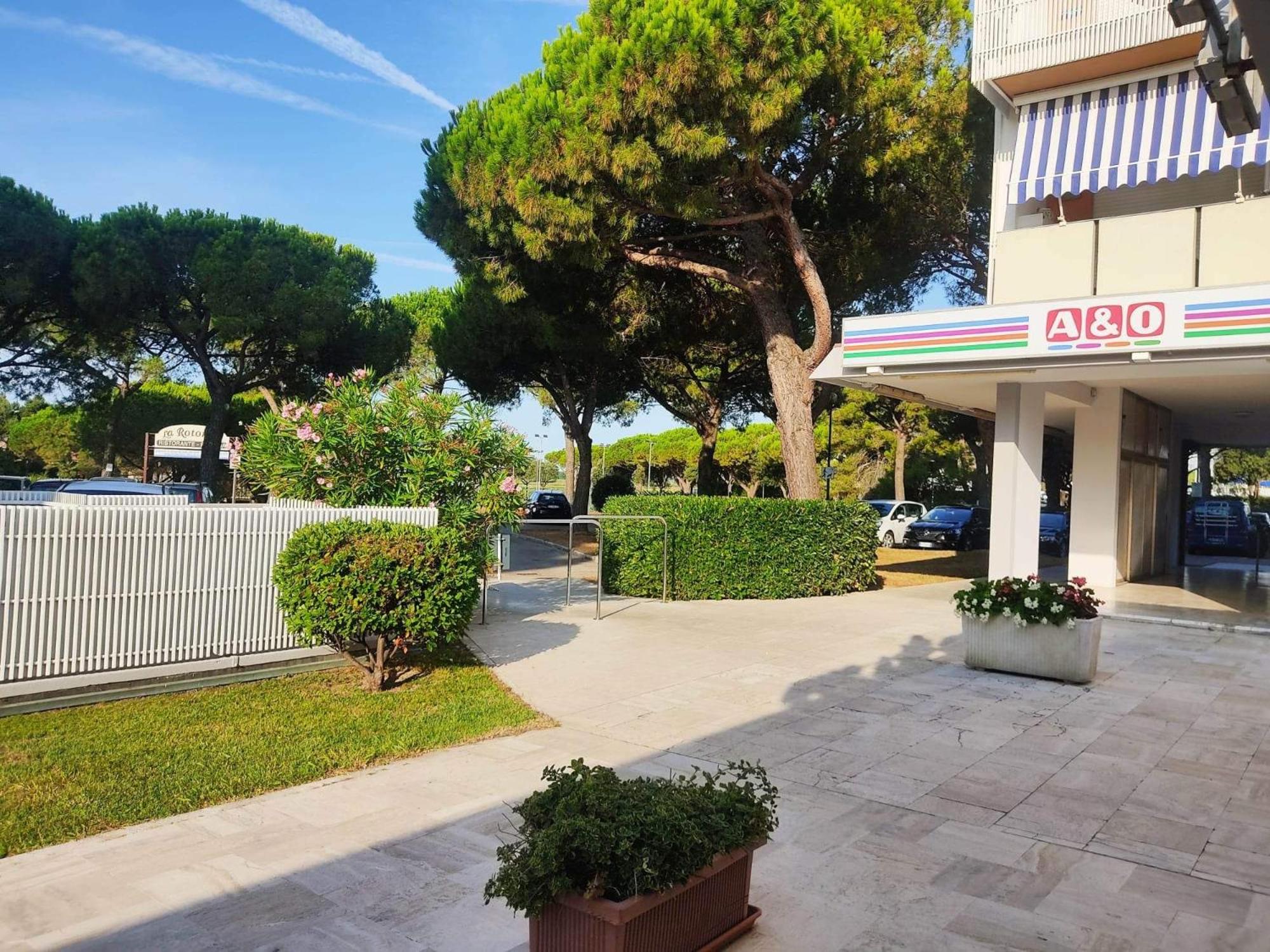 Signora Ruth - Aprilia Residence