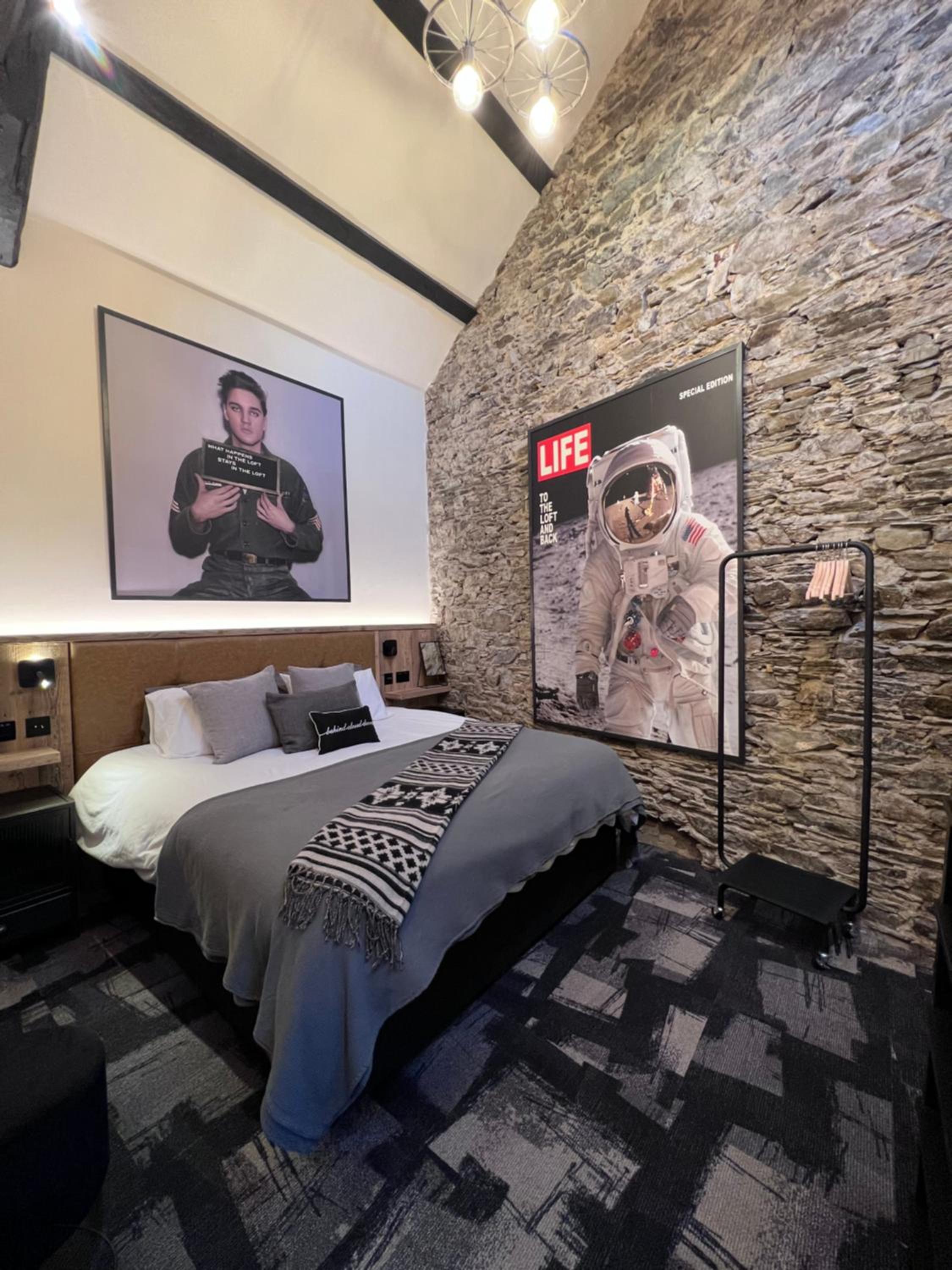 Loft 11 Stunning LUXURY NYC Loft Style Interior Designed 2BD Apartment EXCELLENT CITY CENTRE LOCATION Mezzanine Cinema Room Designer Furniture AMAZING SPAC