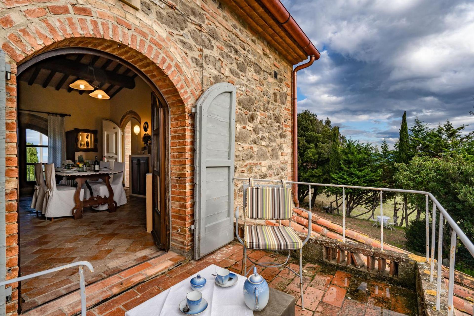 Riparossa charme apt - tennis court and pool view 4