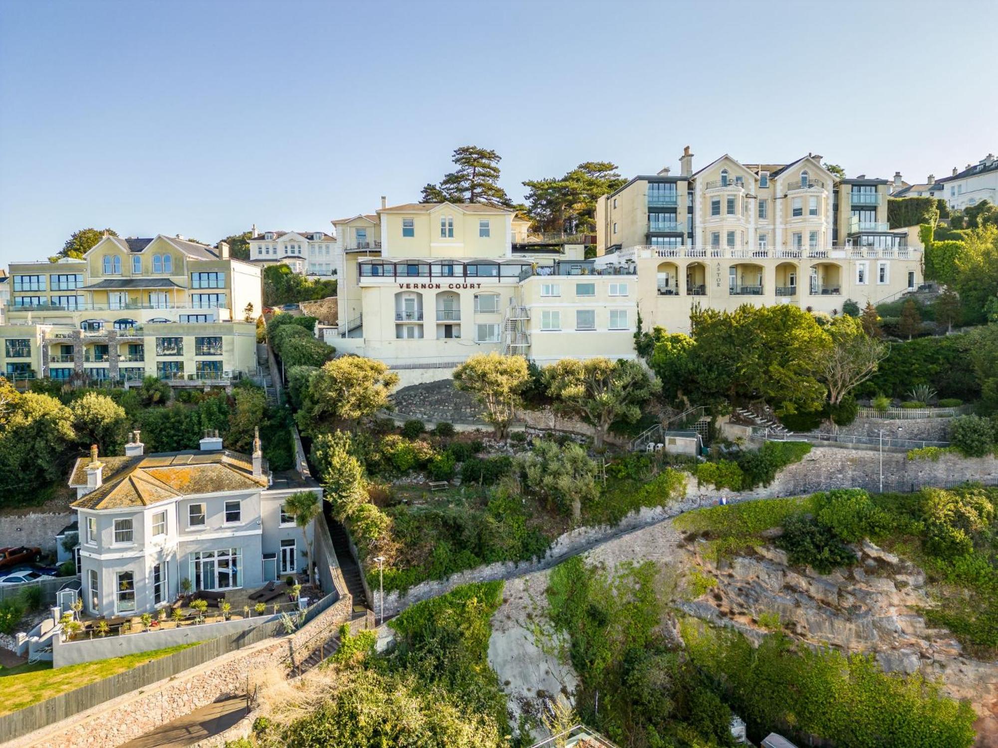 De'nada, Vernon Court view 5