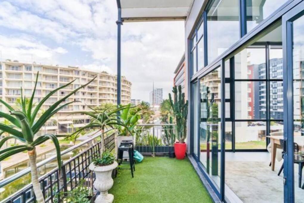 Hotel Stylish & New 4 Bedroom Point Waterfront Penthouse