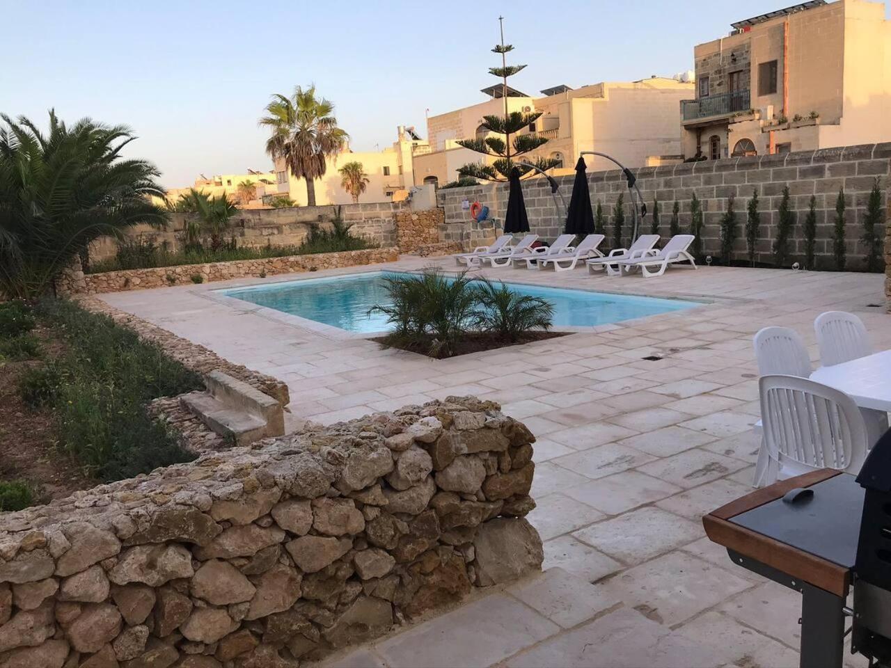 5 Bed Villa - Sleeps 8 - Pool - Garden - Parking