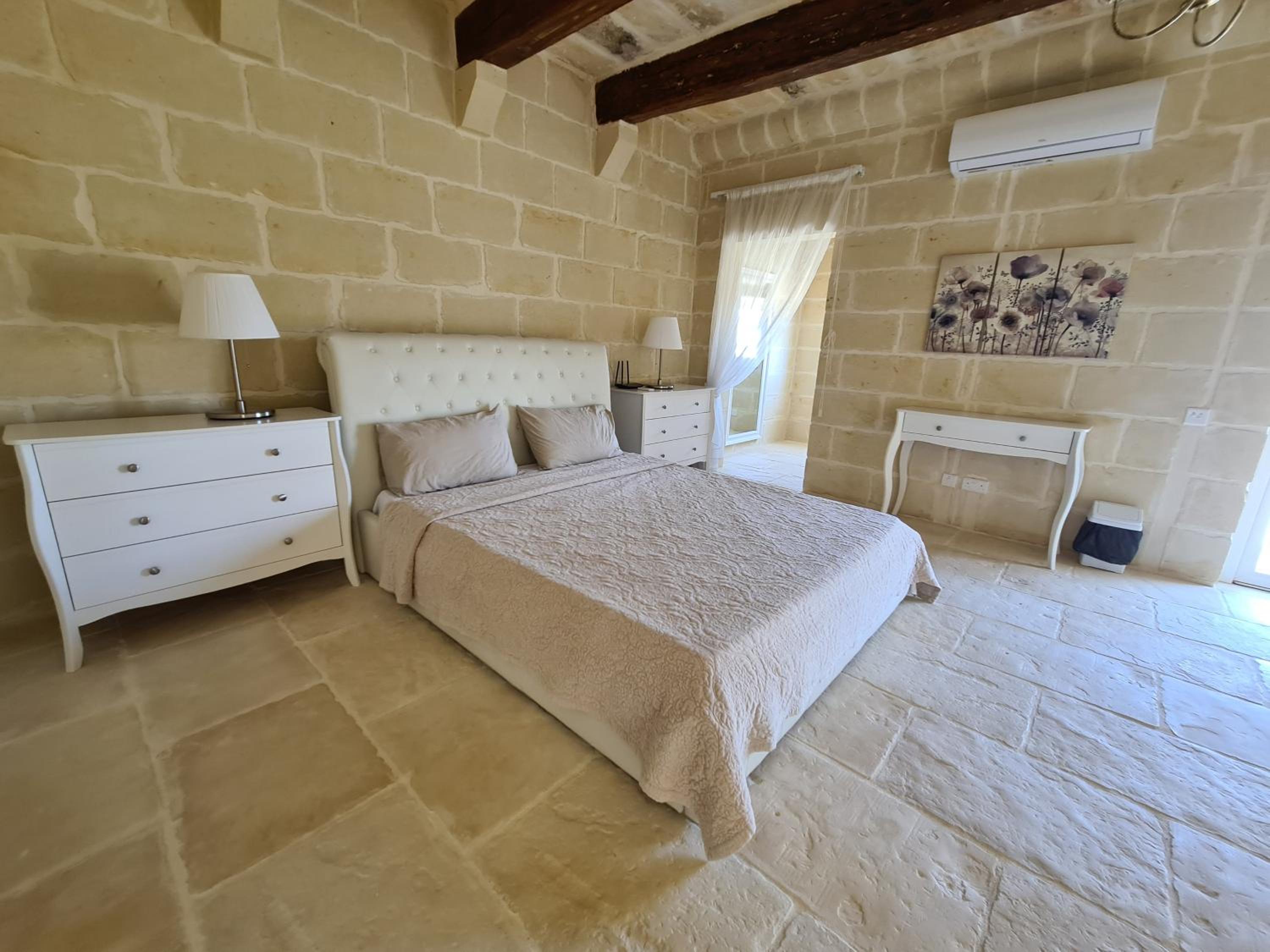 5 Bed Villa - Sleeps 8 - Pool - Garden - Parking