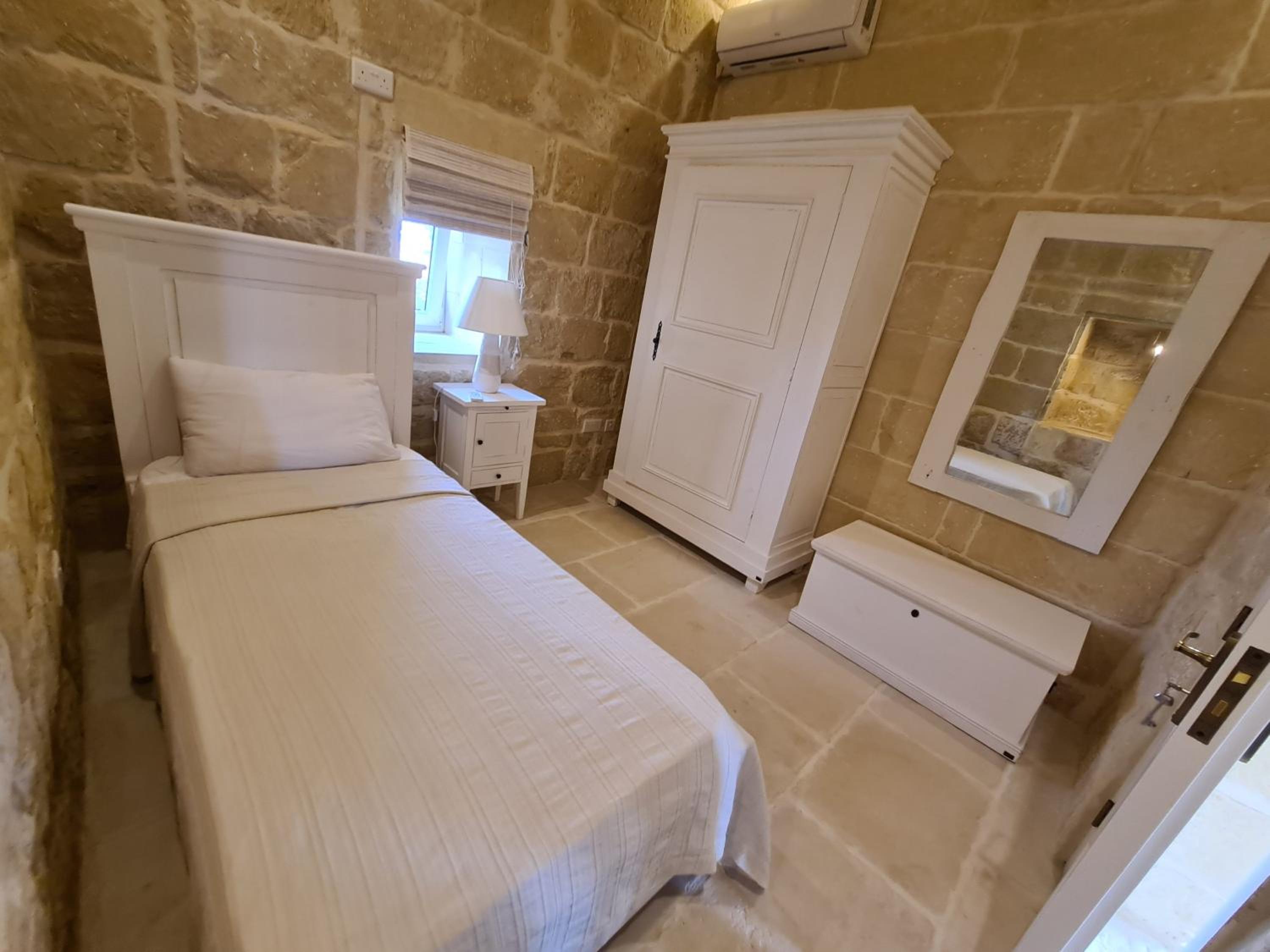 5 Bed Villa - Sleeps 8 - Pool - Garden - Parking