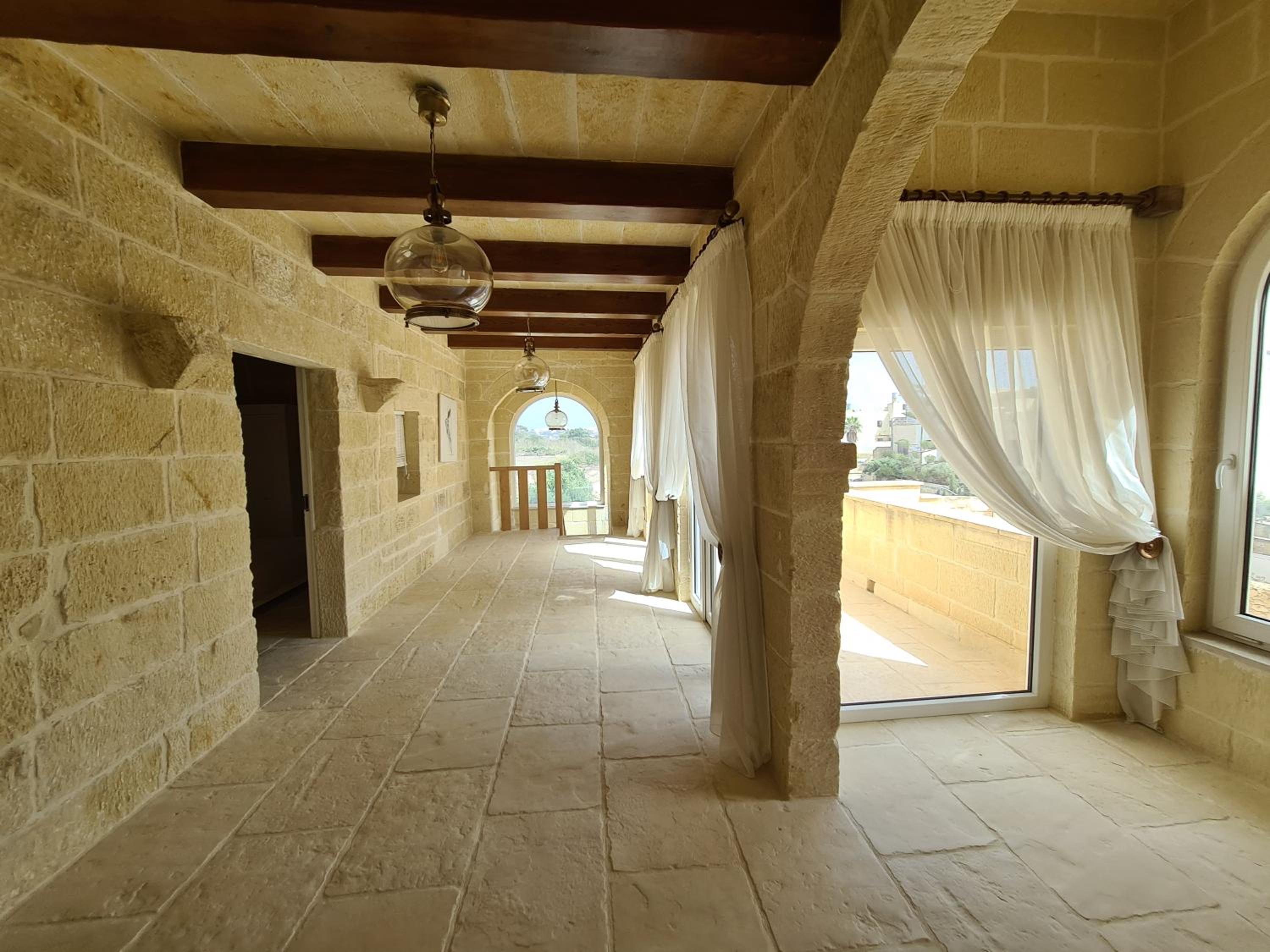 5 Bed Villa - Sleeps 8 - Pool - Garden - Parking