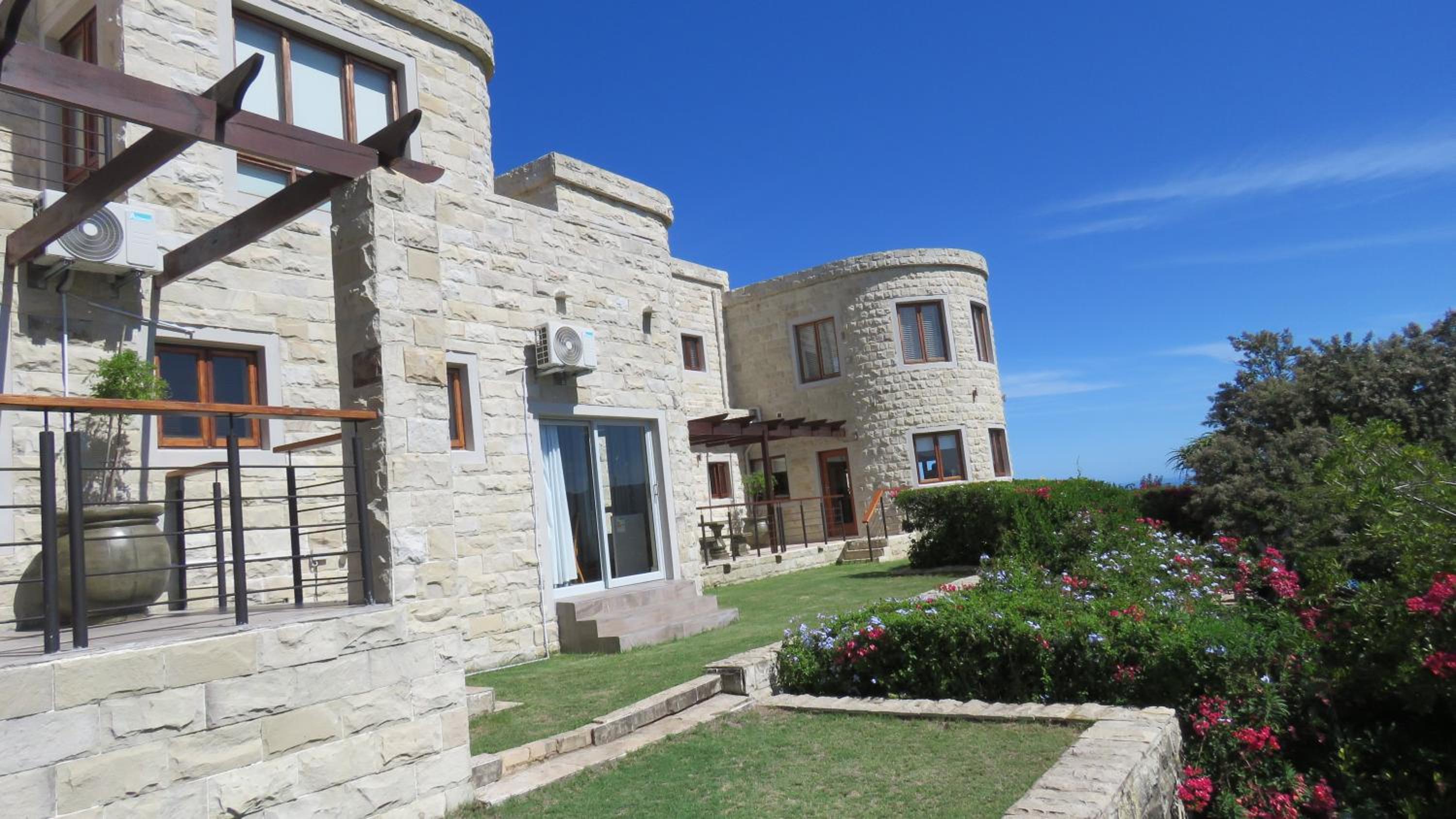 Hotel Castle On The Heads - Image 1