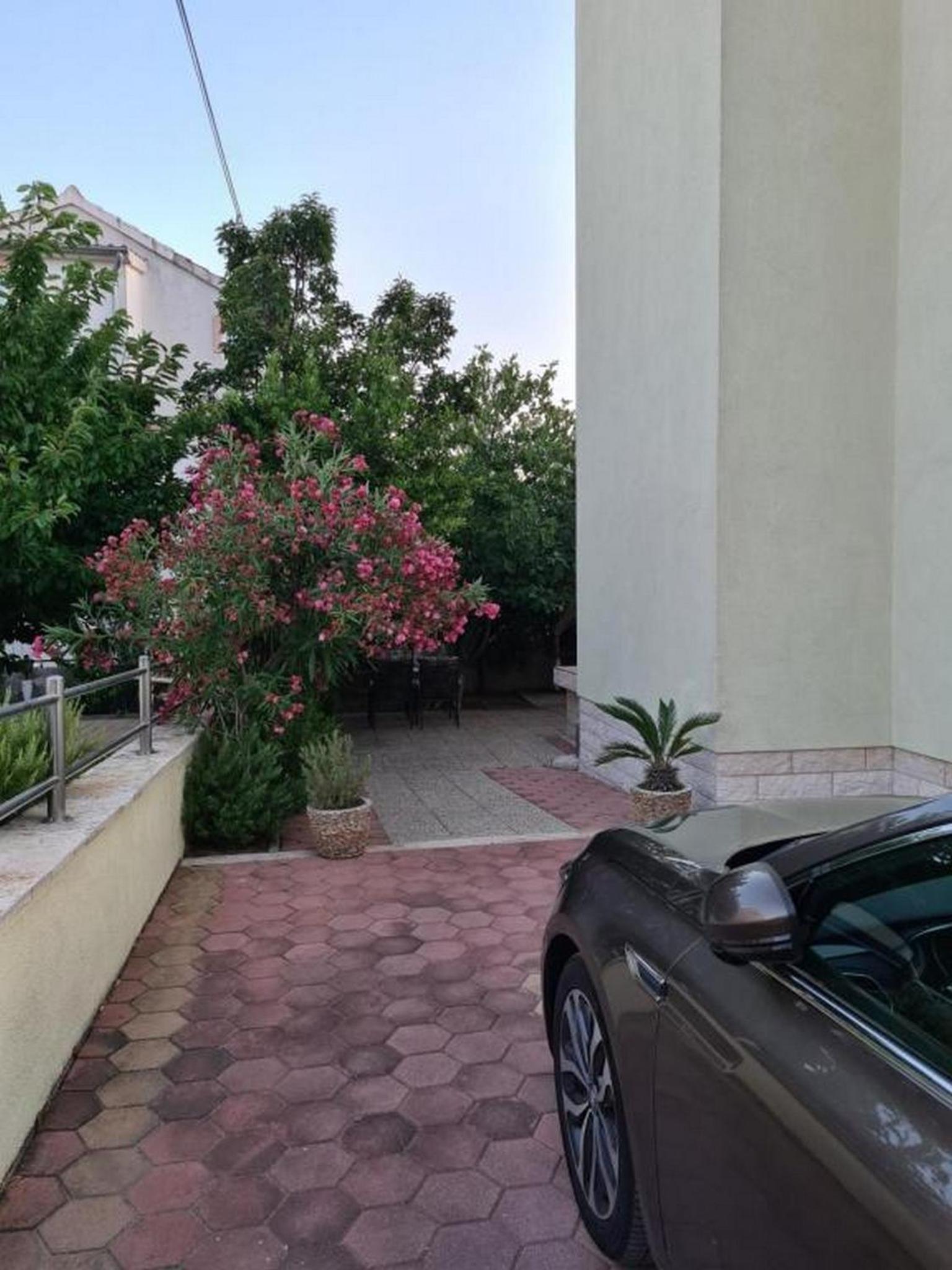 Villa Neda en Vodice — parking