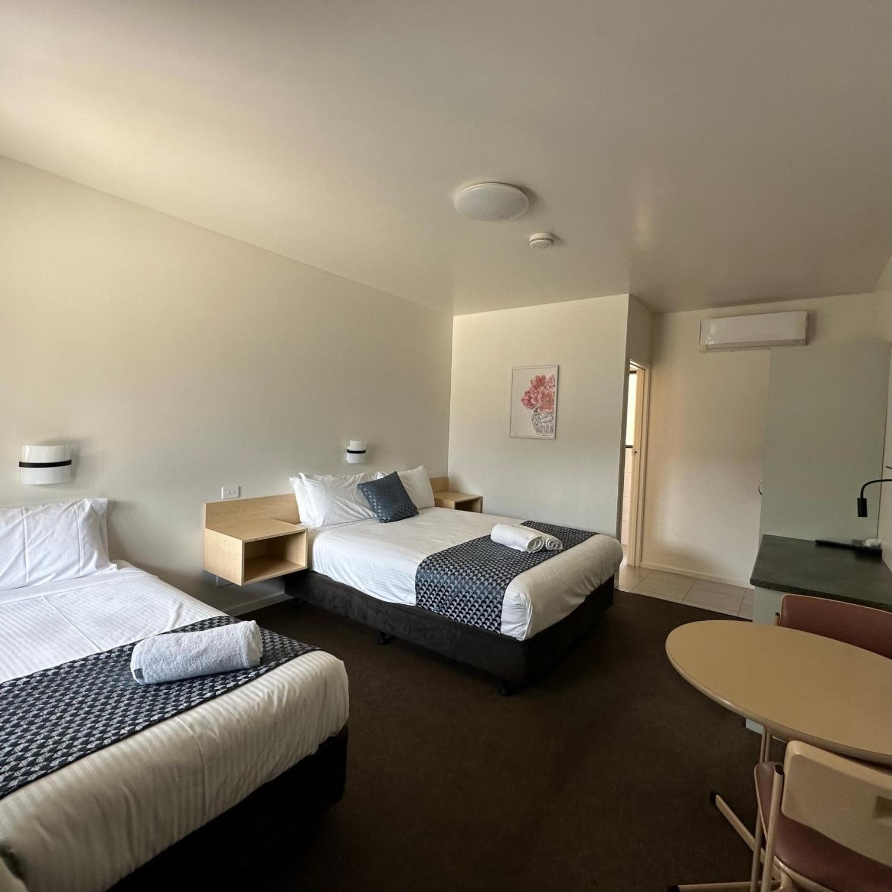 SHEPPARTON MOTOR INN Tudor House Motel