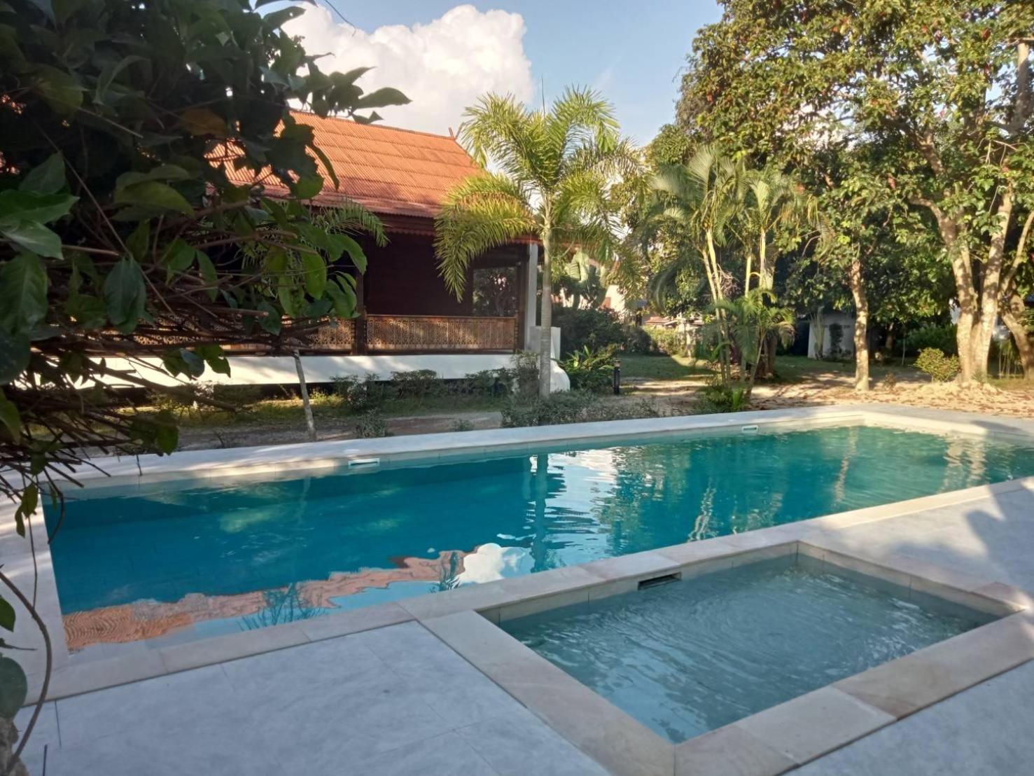 Baan Banyan Villa, wood house short walk to Mae Nam beach