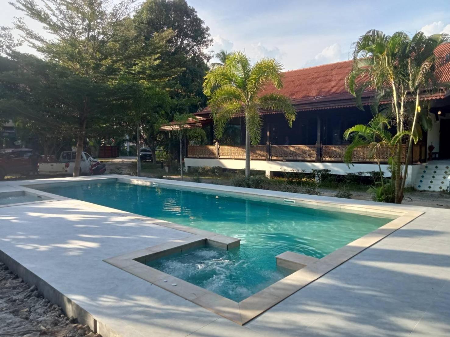 Baan Banyan Villa, wood house short walk to Mae Nam beach