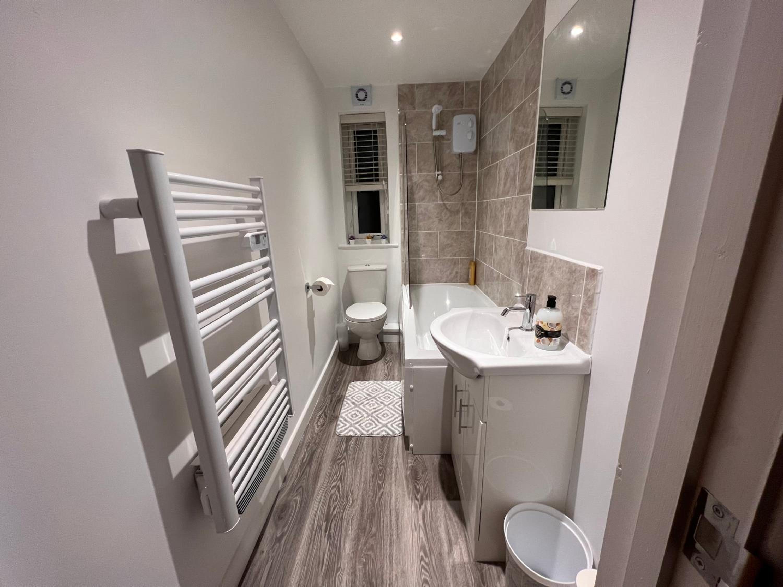 Superb modern flat in Northampton, parking &EV view 3