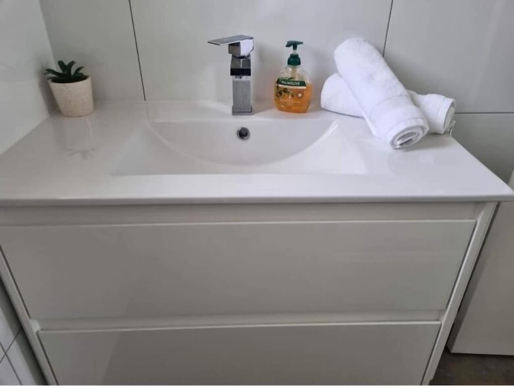 Portland sea spa retreat with King bed Free Arcade sleeps 9