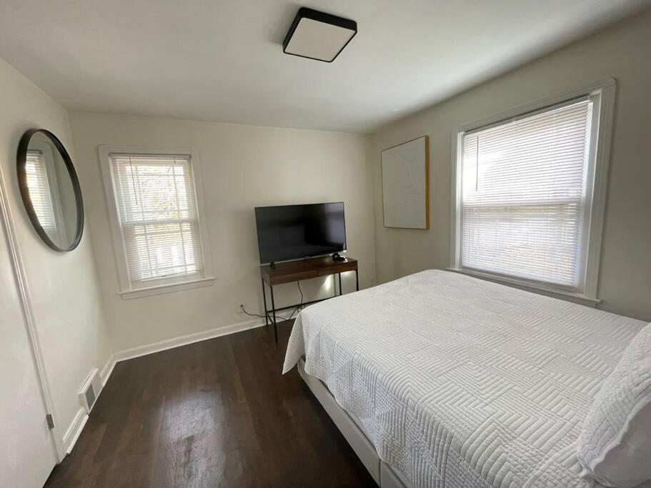 New! Cozy 4-bedroom w/ free parking. Dogs welcome!