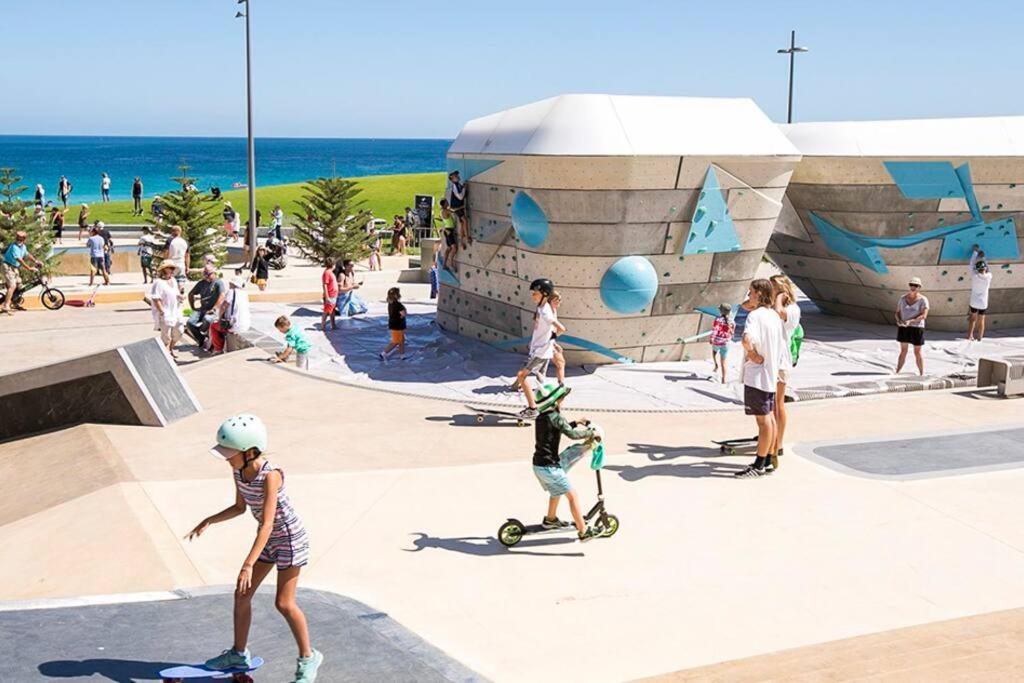 The Scarborough Beach House - Walk to the beach!