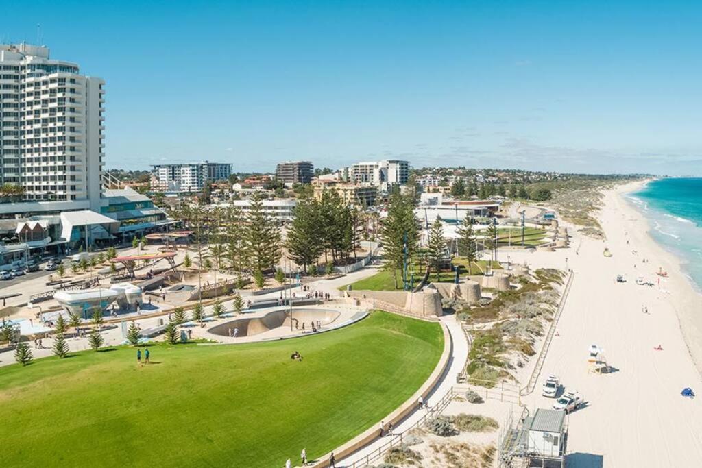 The Scarborough Beach House - Walk to the beach!