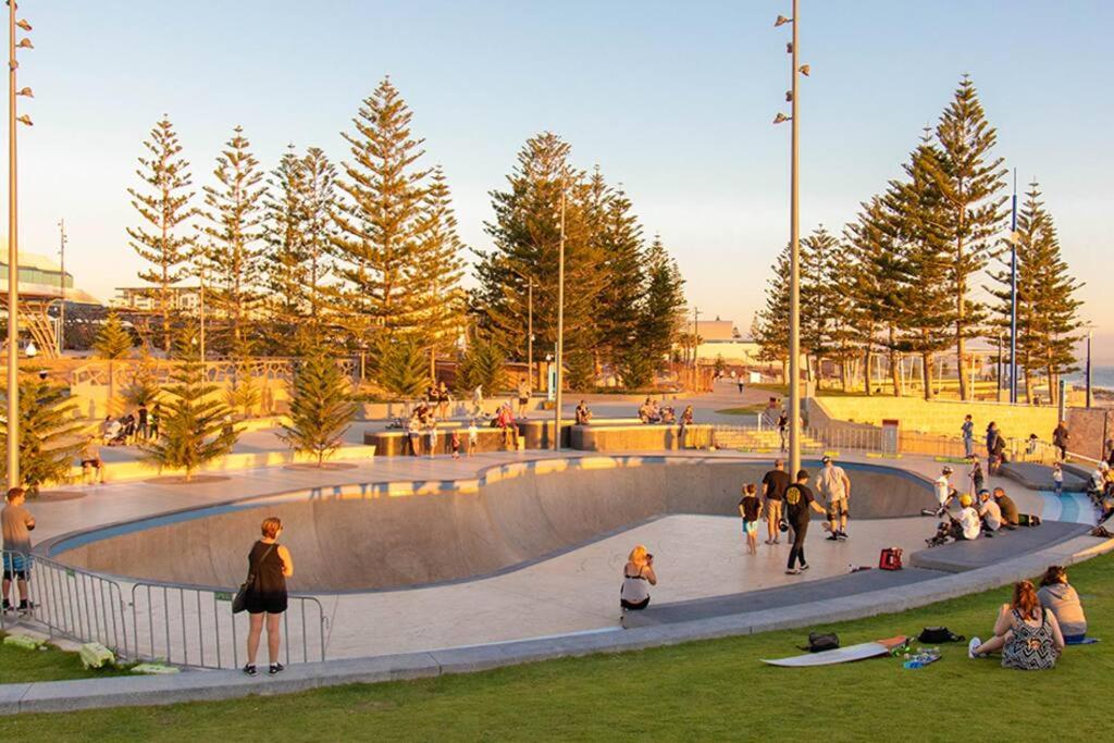 The Scarborough Beach House - Walk to the beach!
