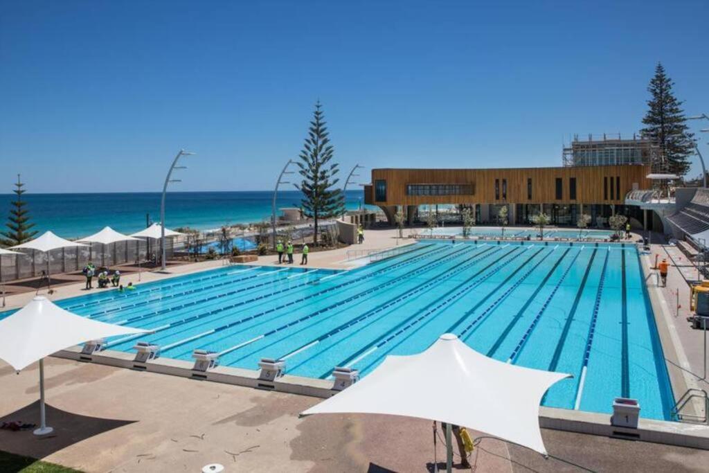 The Scarborough Beach House - Walk to the beach!