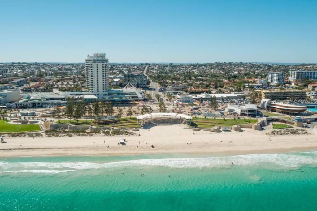 The Scarborough Beach House - Walk to the beach!