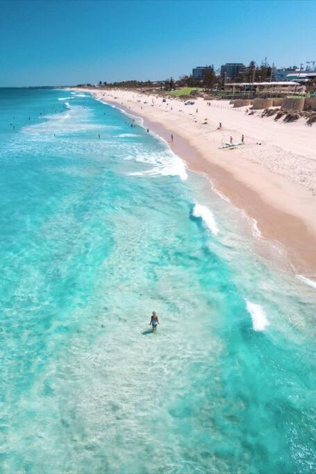 The Scarborough Beach House - Walk to the beach!