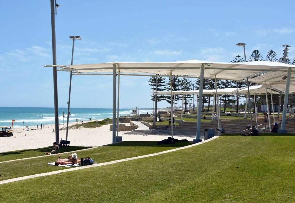 The Scarborough Beach House - Walk to the beach!