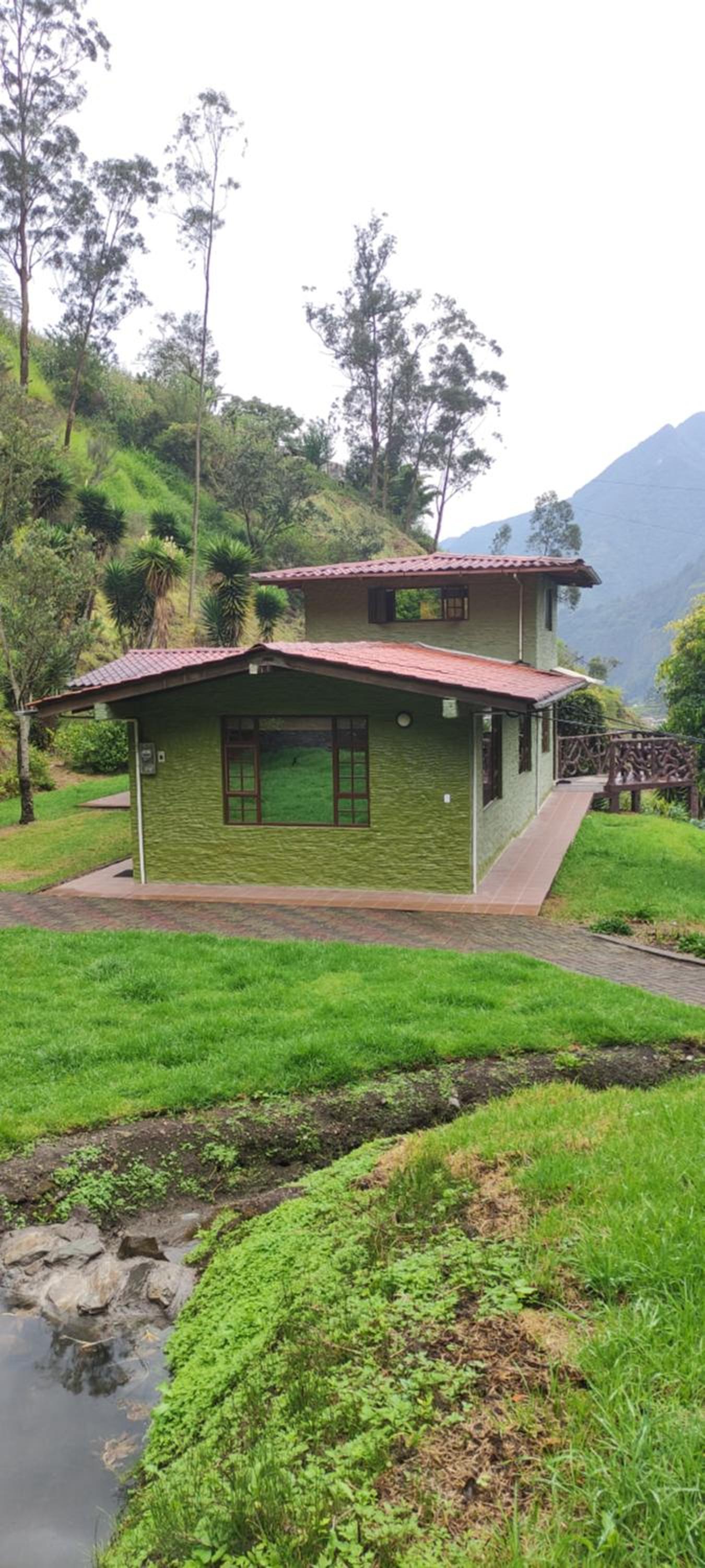 Hotel "Casa Verde" en Baños de Agua Santa con vista al volcán Tungurahua - Image 1