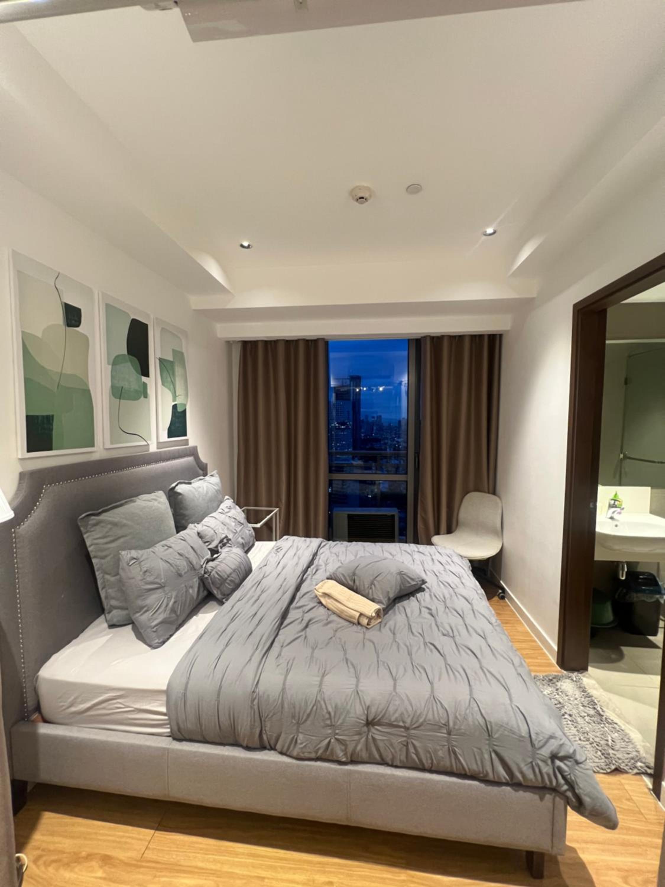 Novotel Condo near CBD with kitchen view 2