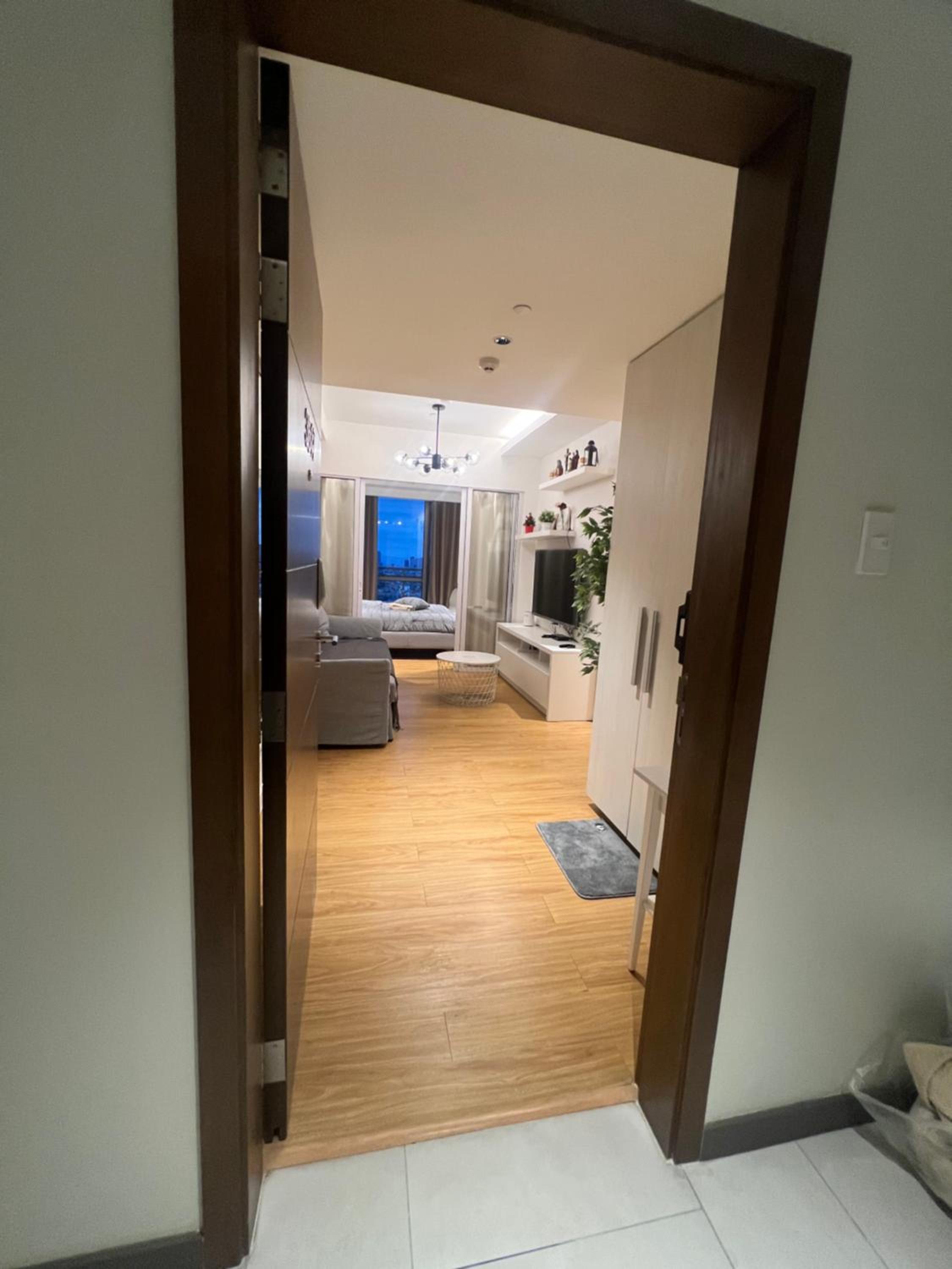 Novotel Condo near CBD with kitchen view 4
