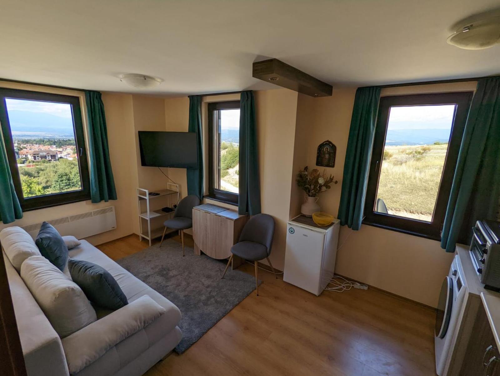 Stylish 2BD Apartment with Panoramic Mountain View by Flat Mаnager view 4