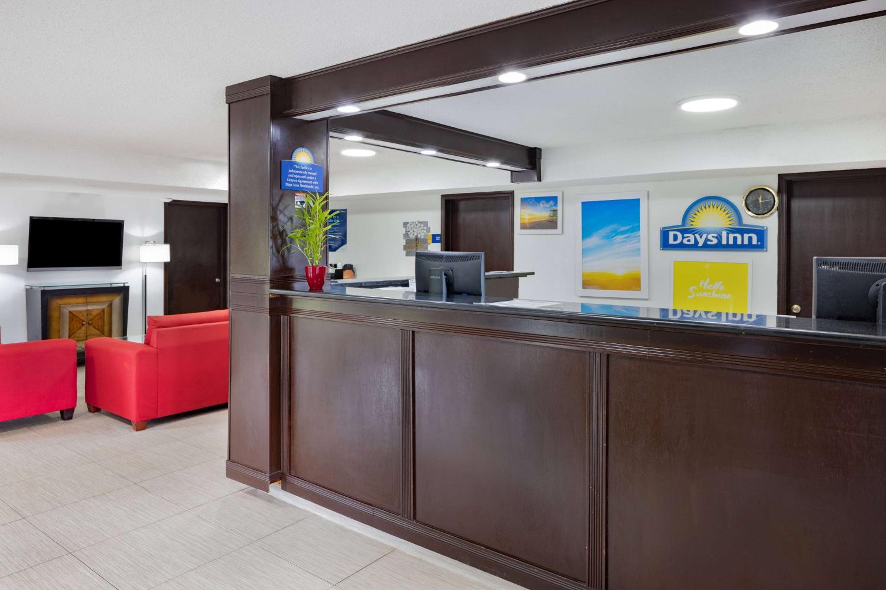 Days Inn by Wyndham Pensacola I-10 view 3